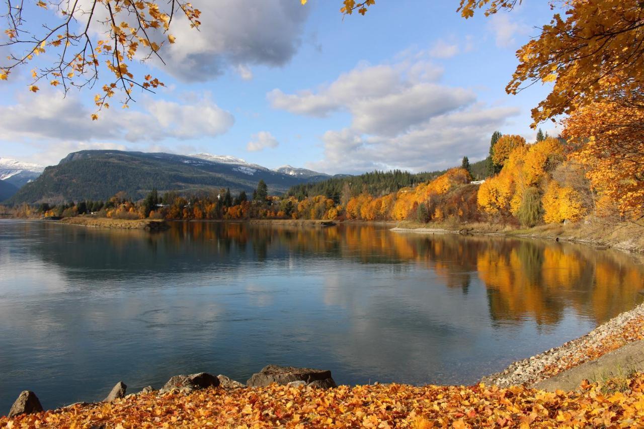 Monashee Lodge Ревелсток Экстерьер фото