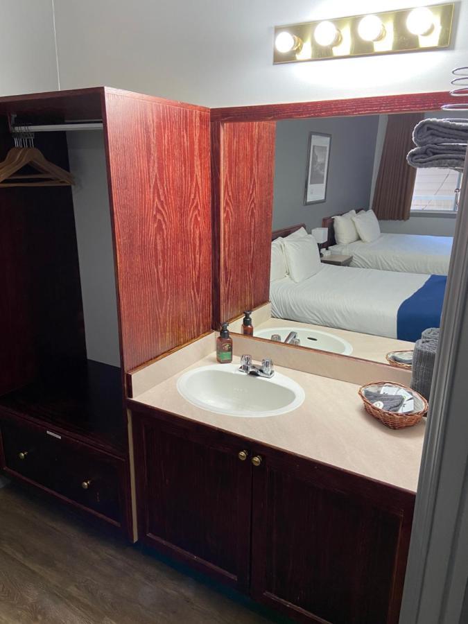 Monashee Lodge Ревелсток Экстерьер фото