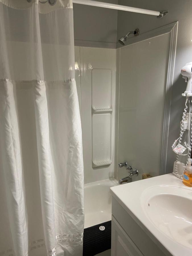 Monashee Lodge Ревелсток Экстерьер фото