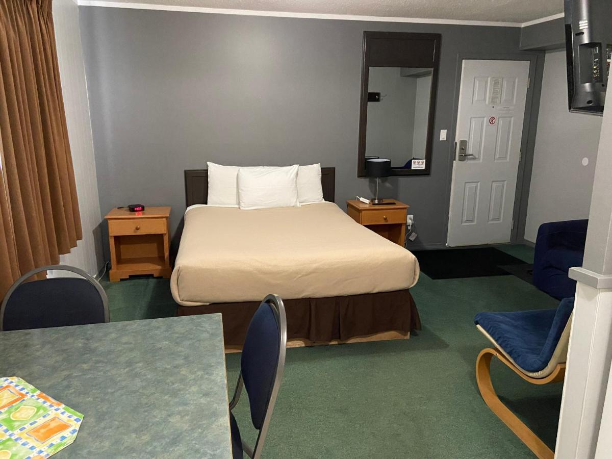 Monashee Lodge Ревелсток Экстерьер фото