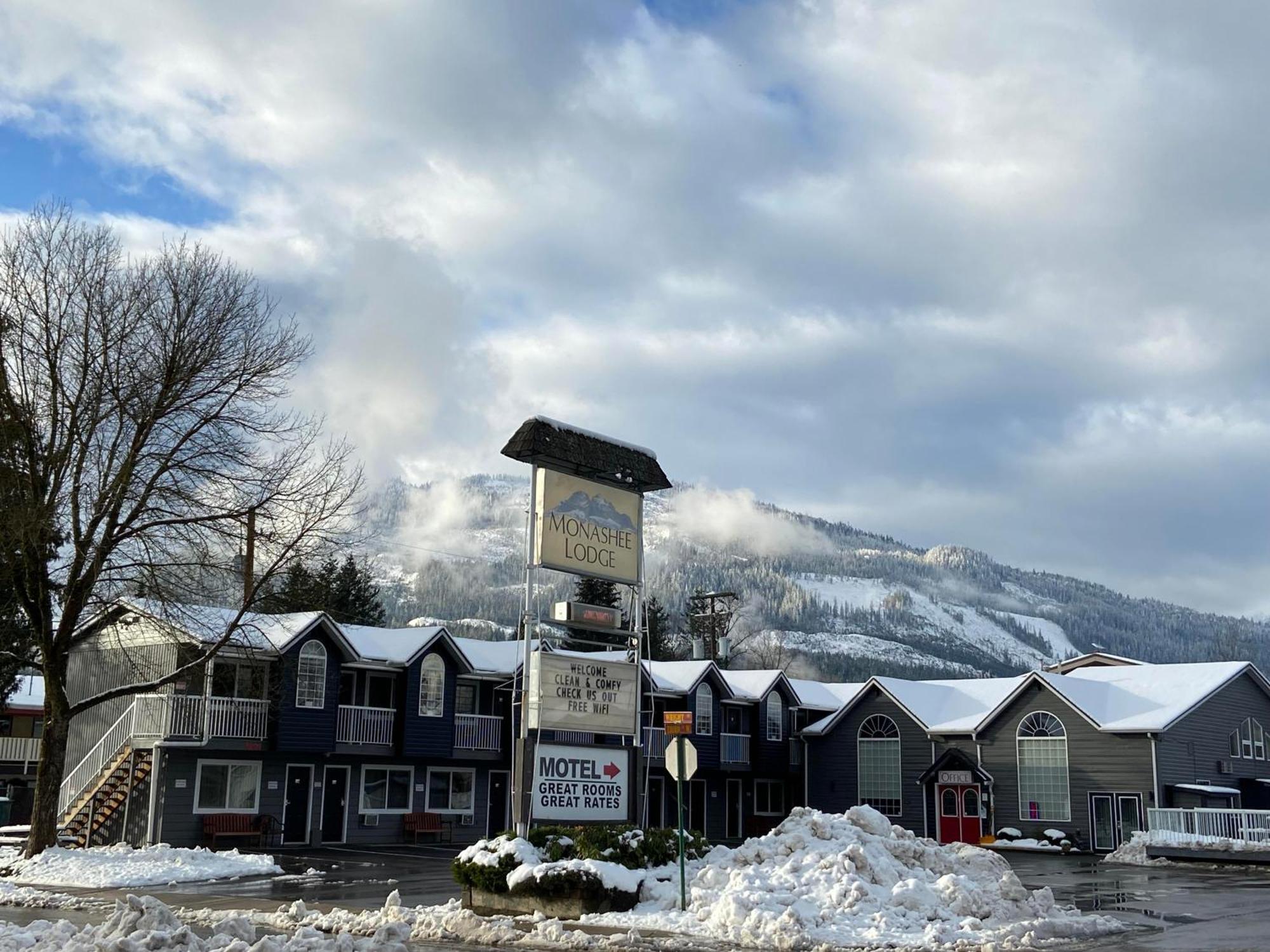 Monashee Lodge Ревелсток Экстерьер фото