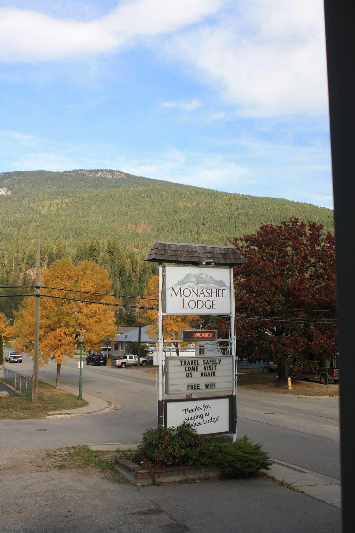 Monashee Lodge Ревелсток Экстерьер фото
