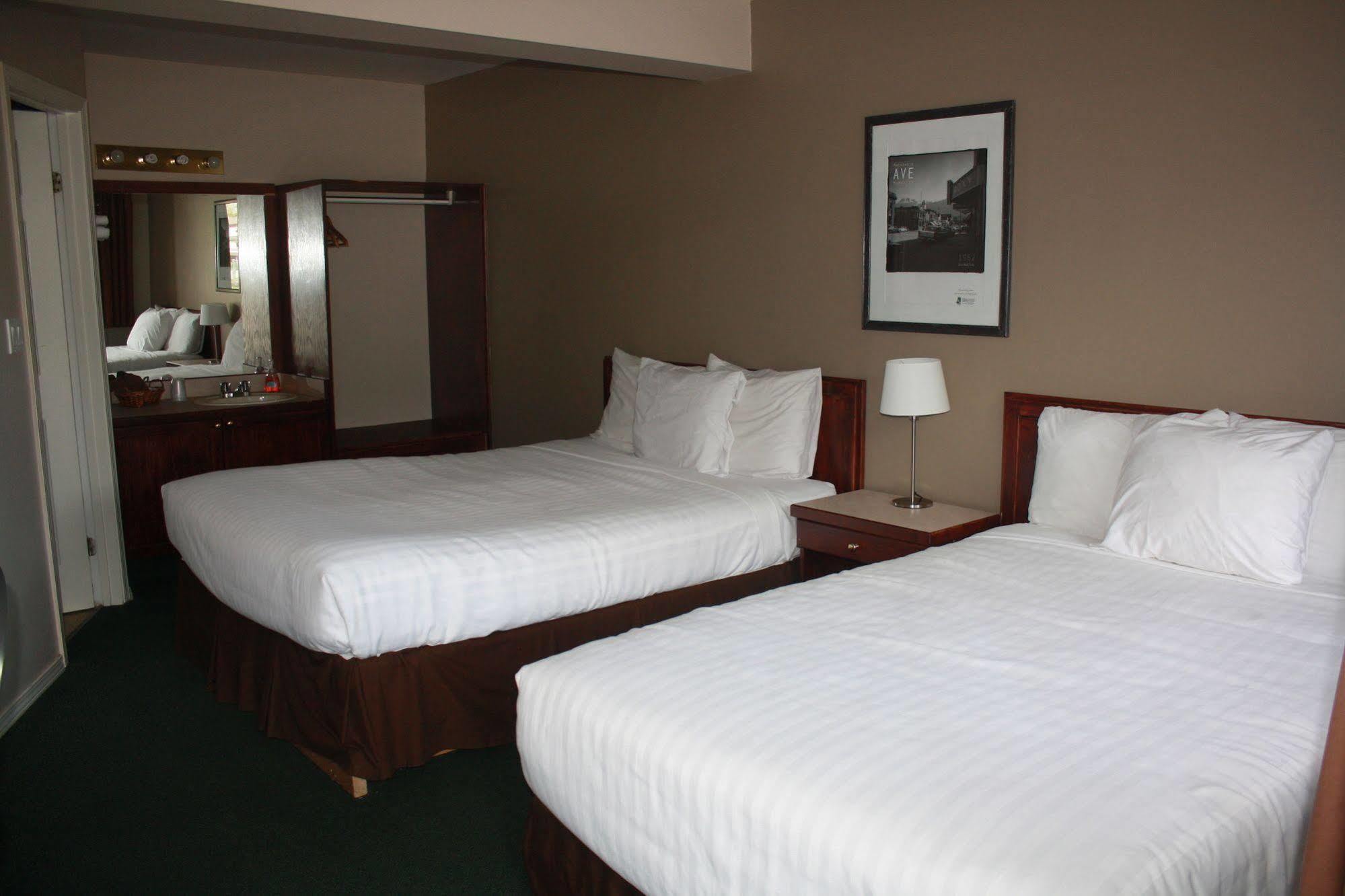 Monashee Lodge Ревелсток Экстерьер фото