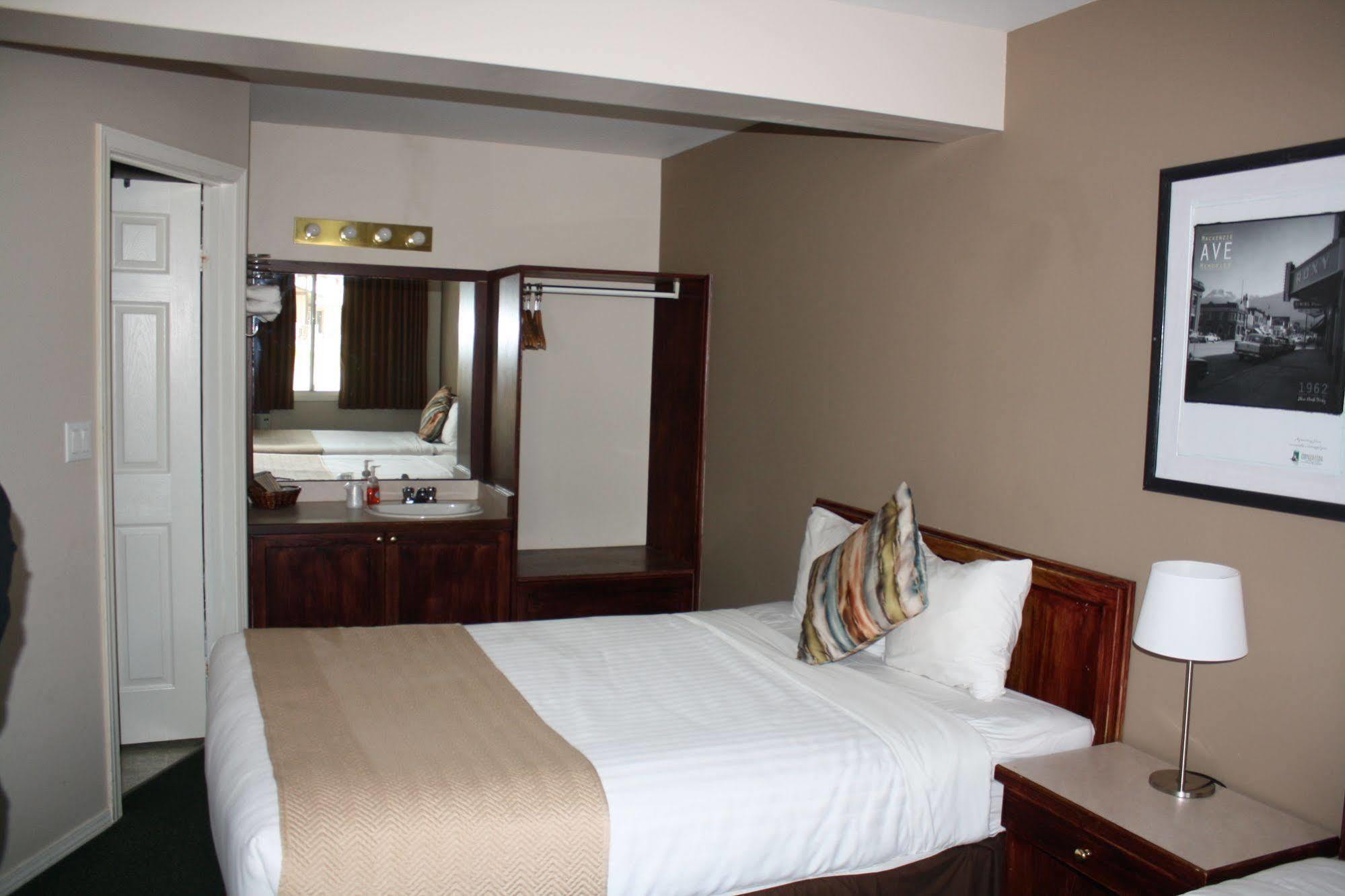 Monashee Lodge Ревелсток Экстерьер фото