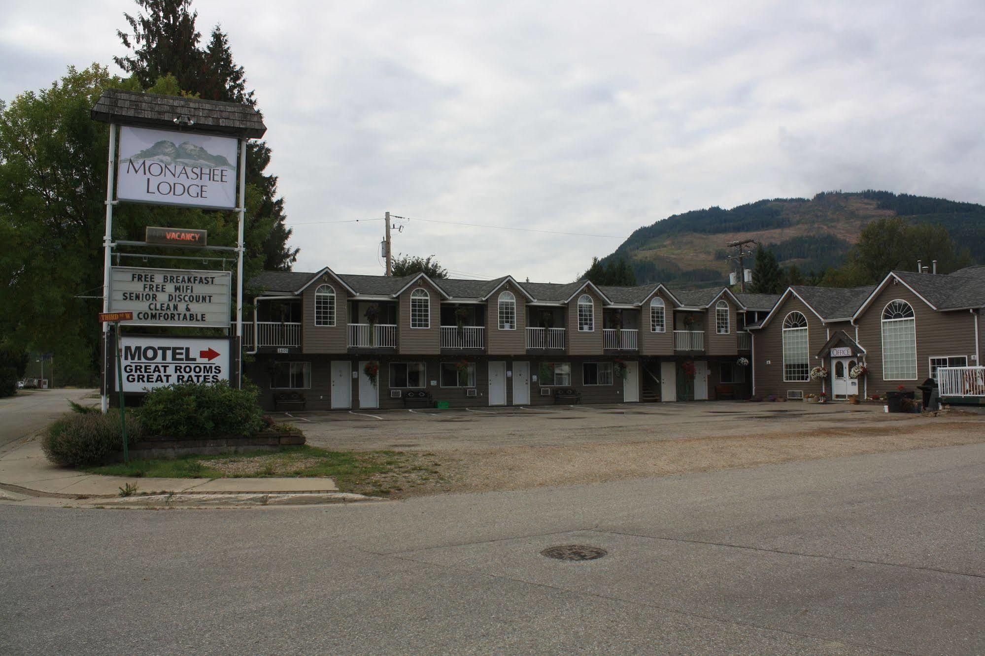 Monashee Lodge Ревелсток Экстерьер фото