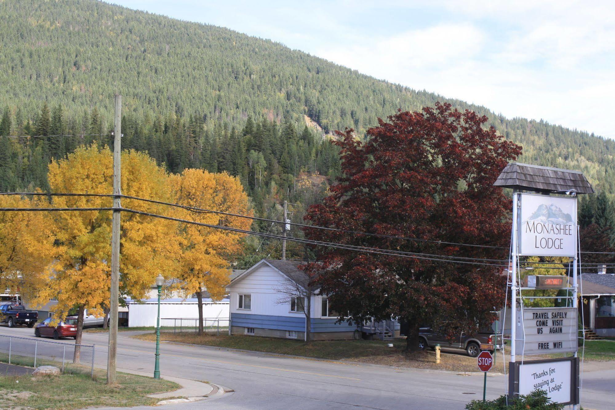 Monashee Lodge Ревелсток Экстерьер фото